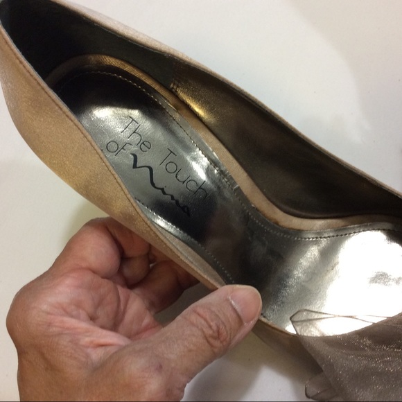 TOUCH OF NINA SATIN PUMPS WITH BOW 7.5 $89 - Picture 4 of 10